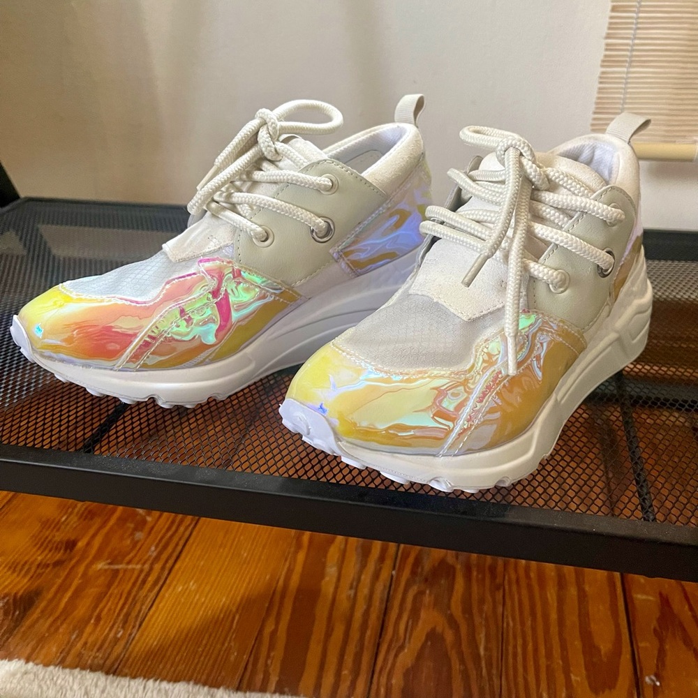 Steve Madden Cliff iridescent sneaker size 6.